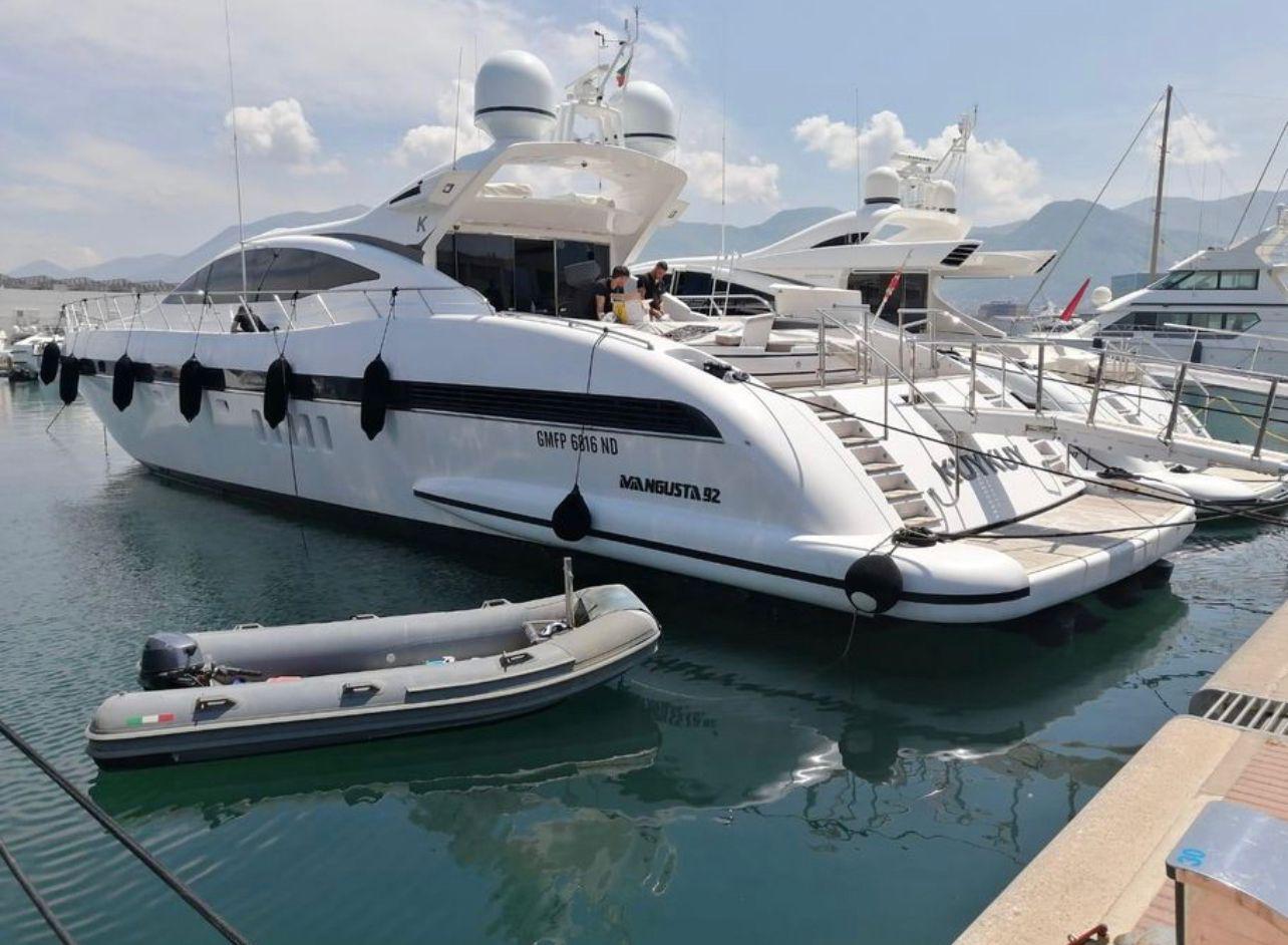 BULL YACHT CHARTER CANNES IS SHIT - NEVER WORK WITH GIANPI HE IS A THIEF